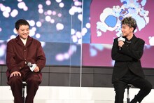 情報解禁までヒヤヒヤしていた佐藤健（右）と、うっかり口を滑らせそうになったことがあるという染谷将太（左）。