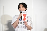 短冊の内容を発表する榎木淳弥。