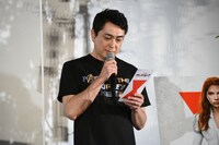 短冊の内容を発表する三上哲。