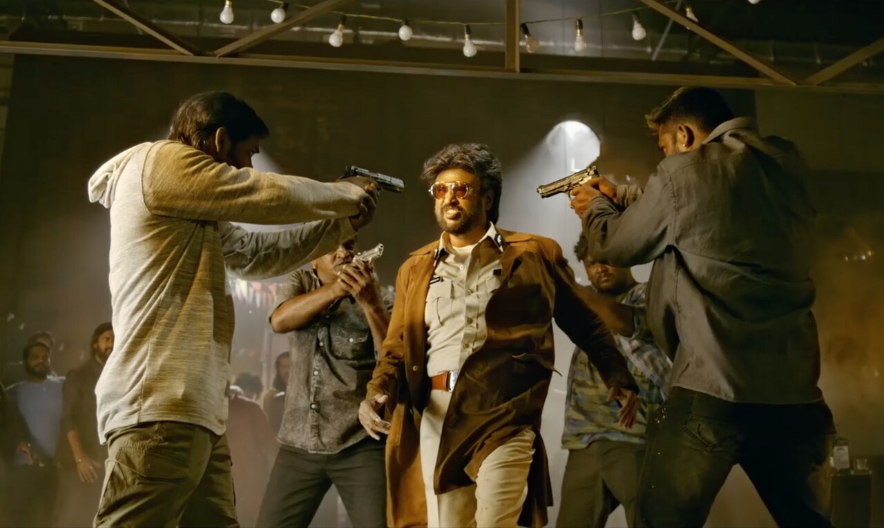 ラジニカーントが銃突き付けられる、インド発アクション「ダルバール」新カット到着