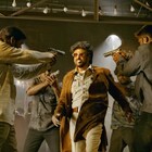 ラジニカーントが銃突き付けられる、インド発アクション「ダルバール」新カット到着