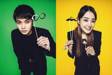 左からトモキ役の磯村勇斗、アイカ役の奈緒。