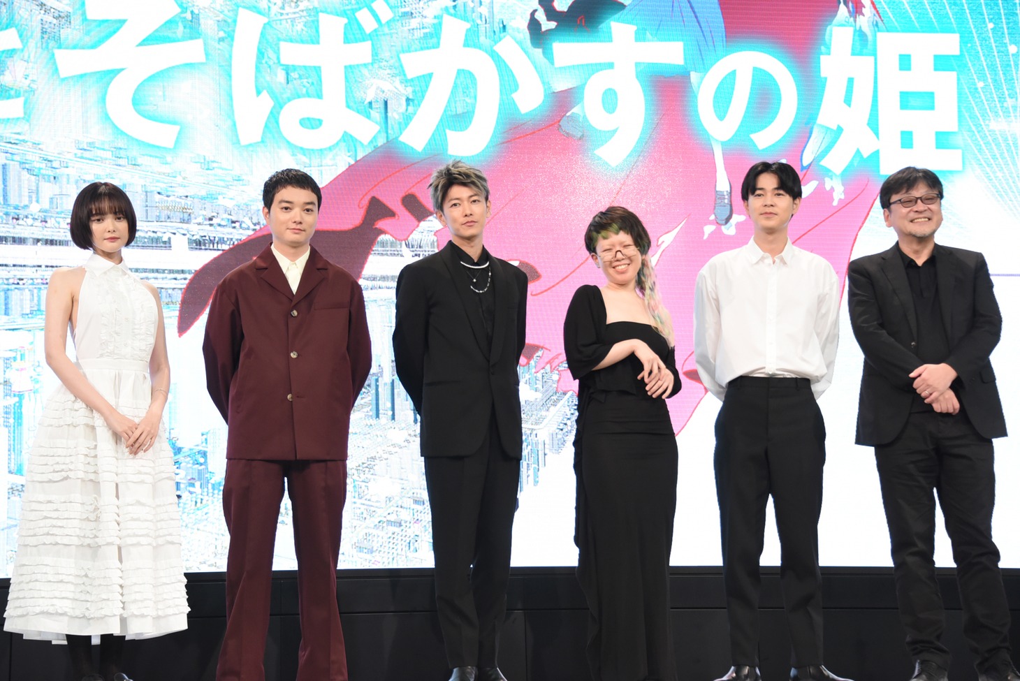 「竜とそばかすの姫」完成報告会見の様子。