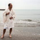 ジュード・ロウが海辺でくつろぐ「ニュー・ポープ」メイキング写真公開