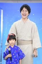 重岡大毅（右）と息子役の佐藤遙灯（左）。