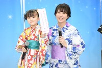 木村文乃（右）と娘役の宮崎莉里沙（左）。