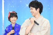 重岡大毅(右)と息子役の佐藤遙灯(左)。