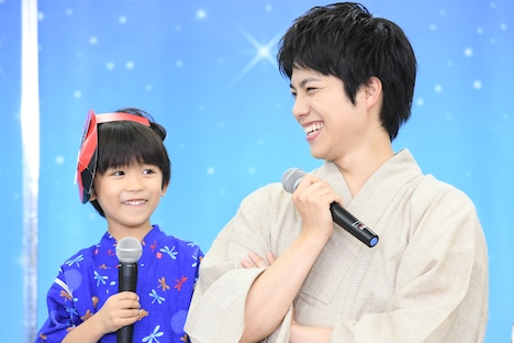 重岡大毅(右)と息子役の佐藤遙灯(左)。