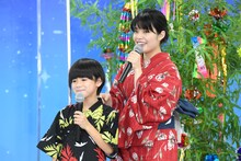 岸井ゆきの（右）と息子役の三浦綺羅（左）。