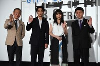 「映画 太陽の子」完成披露上映会の様子。左から國村隼、柳楽優弥、有村架純、黒崎博。