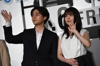 左から柳楽優弥、有村架純。