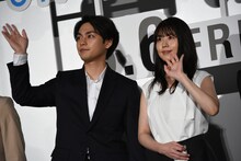 左から柳楽優弥、有村架純。