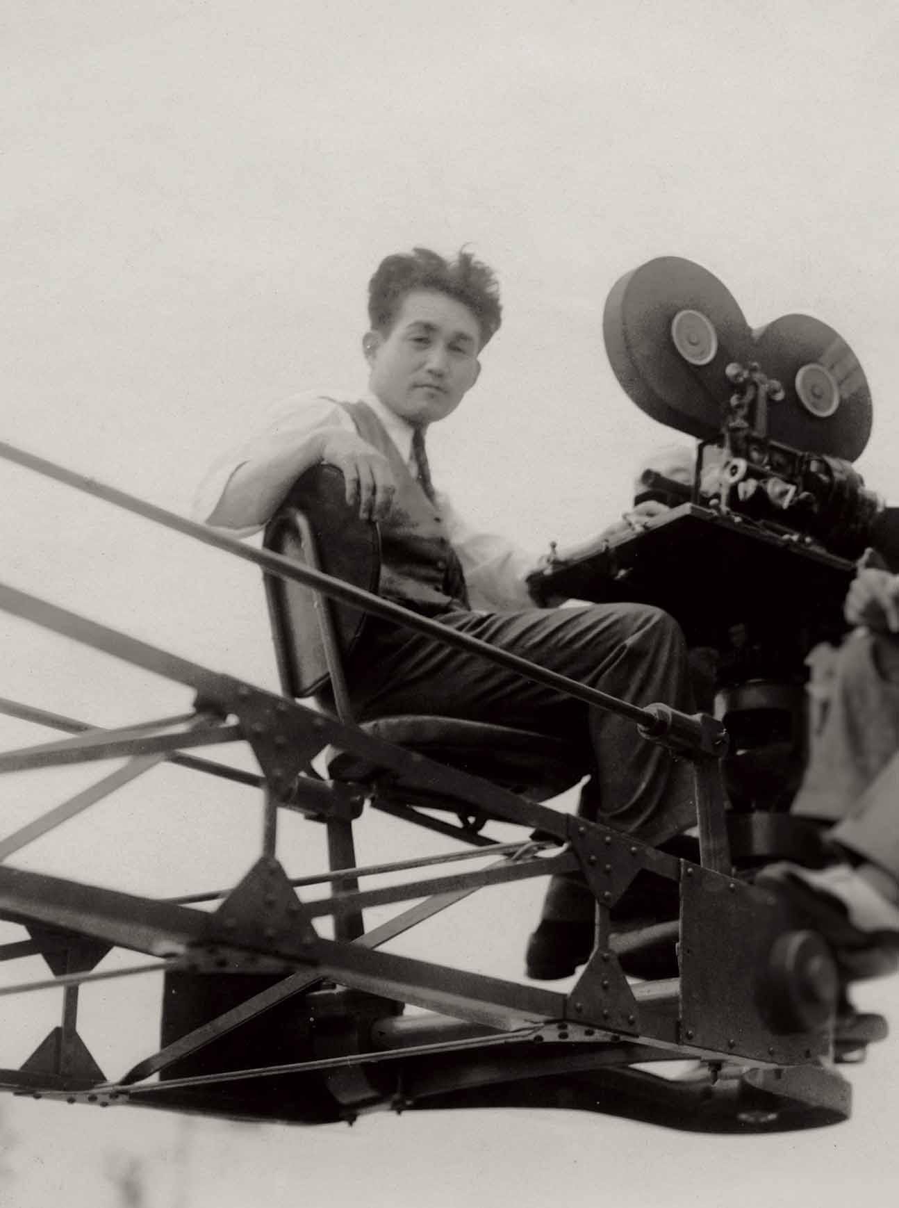 撮影用クレーンに乗る円谷英二（1934年）国立映画アーカイブ所蔵