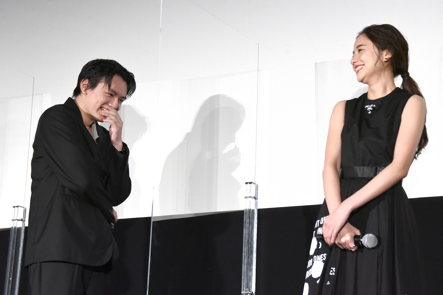 堀田真由（右）と、ラウールのタオルトークがツボにハマッた濱田龍臣（左）。