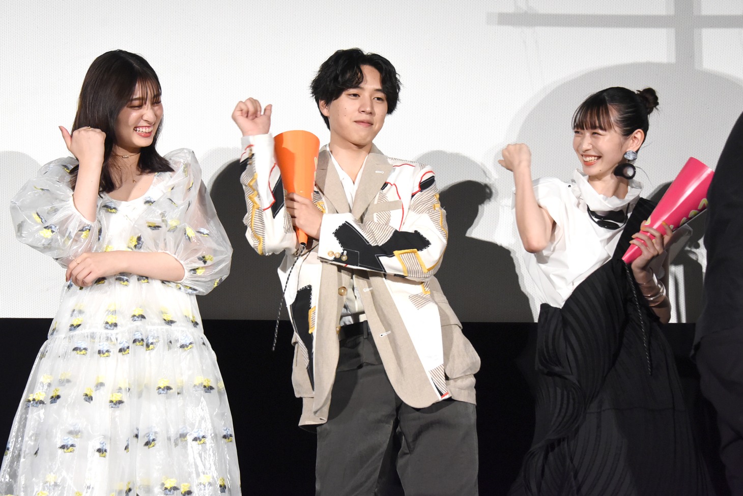 セットの準備中、Snow Manによる主題歌「HELLO HELLO」を踊り続けていた吉川愛（左）、坂東龍汰（中央）、岡本夏美（右）。