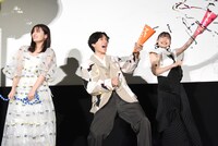 くす玉を割る吉川愛（左）と、クラッカーを鳴らす坂東龍汰（中央）、岡本夏美（右）。