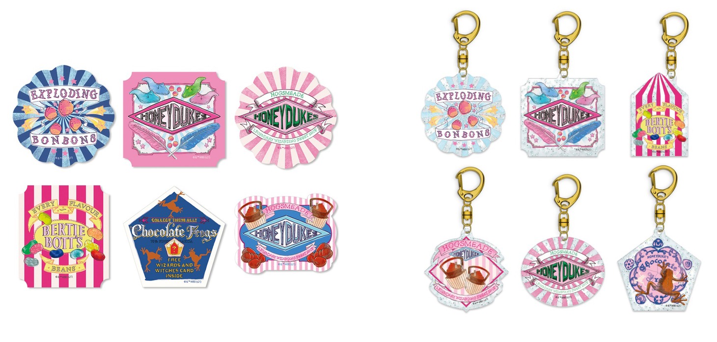 左から、「ステッカーA」（ランダム各税込440円）、「アクリルチャーム」（ランダム各税込715円）。