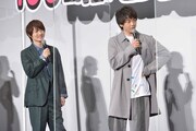 監督陣にクレームを入れる中村倫也（右）。