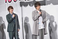 監督陣にクレームを入れる中村倫也（右）。