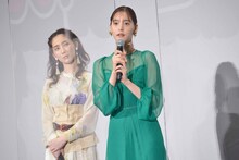左からファーストサマーウイカ、新木優子。
