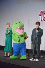 左から新木優子、ワニ、神木隆之介。