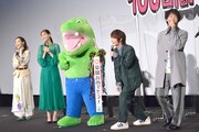 「100日間生きたワニ」初日舞台挨拶の様子。左からファーストサマーウイカ、新木優子、ワニ、神木隆之介、中村倫也。