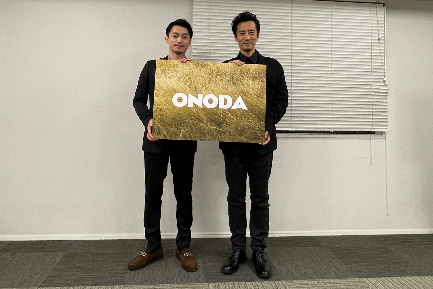 左から遠藤雄弥、津田寛治。