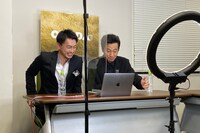 左から遠藤雄弥、津田寛治。