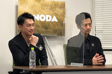 左から遠藤雄弥、津田寛治。