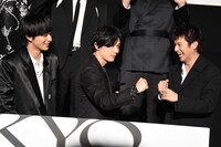 自主的にファイティングポーズを取る吉沢亮（中央）と山田裕貴（右）。