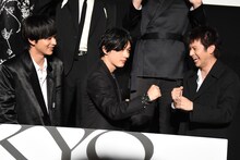 自主的にファイティングポーズを取る吉沢亮（中央）と山田裕貴（右）。