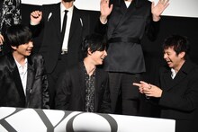 自主的にファイティングポーズを取り、笑い合う吉沢亮（中央）と山田裕貴（右）。