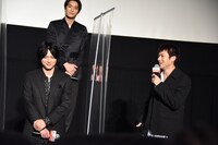 前列左から吉沢亮、山田裕貴。