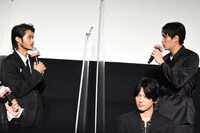 後列左から磯村勇斗、鈴木伸之。