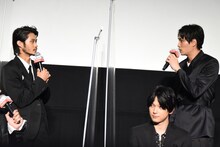 後列左から磯村勇斗、鈴木伸之。