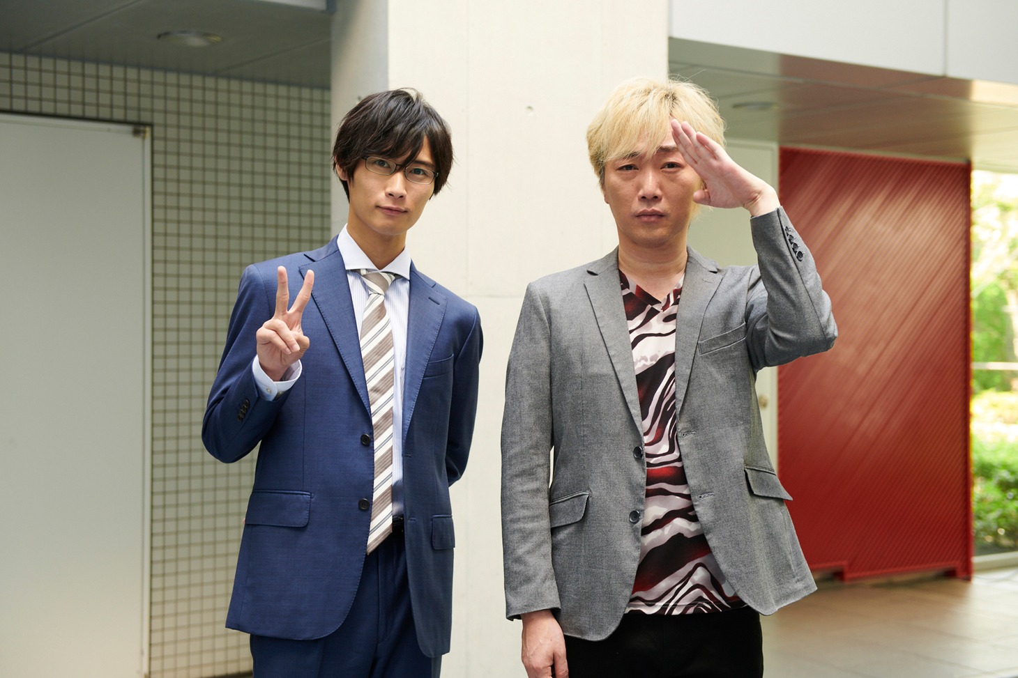左から橋本良亮、小沢一敬。