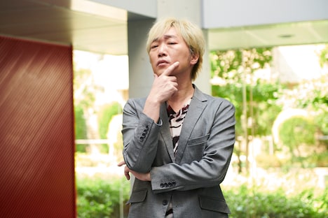 作詞家・小沢役でカメオ出演した小沢一敬。