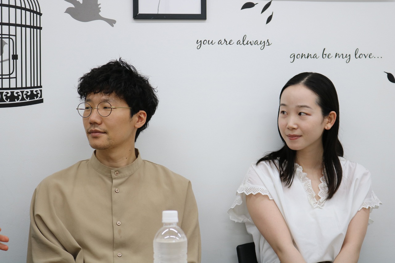 左から前原滉、天野はな。