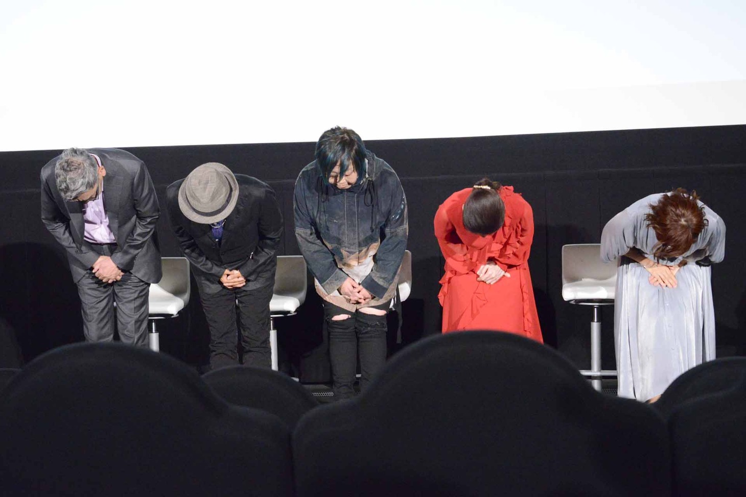 ファンに深々と頭を下げる登壇者たち。