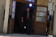 藤岡弘、（中央）