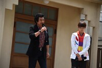 左から藤岡弘、、駒木根葵汰。