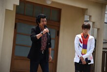 左から藤岡弘、、駒木根葵汰。