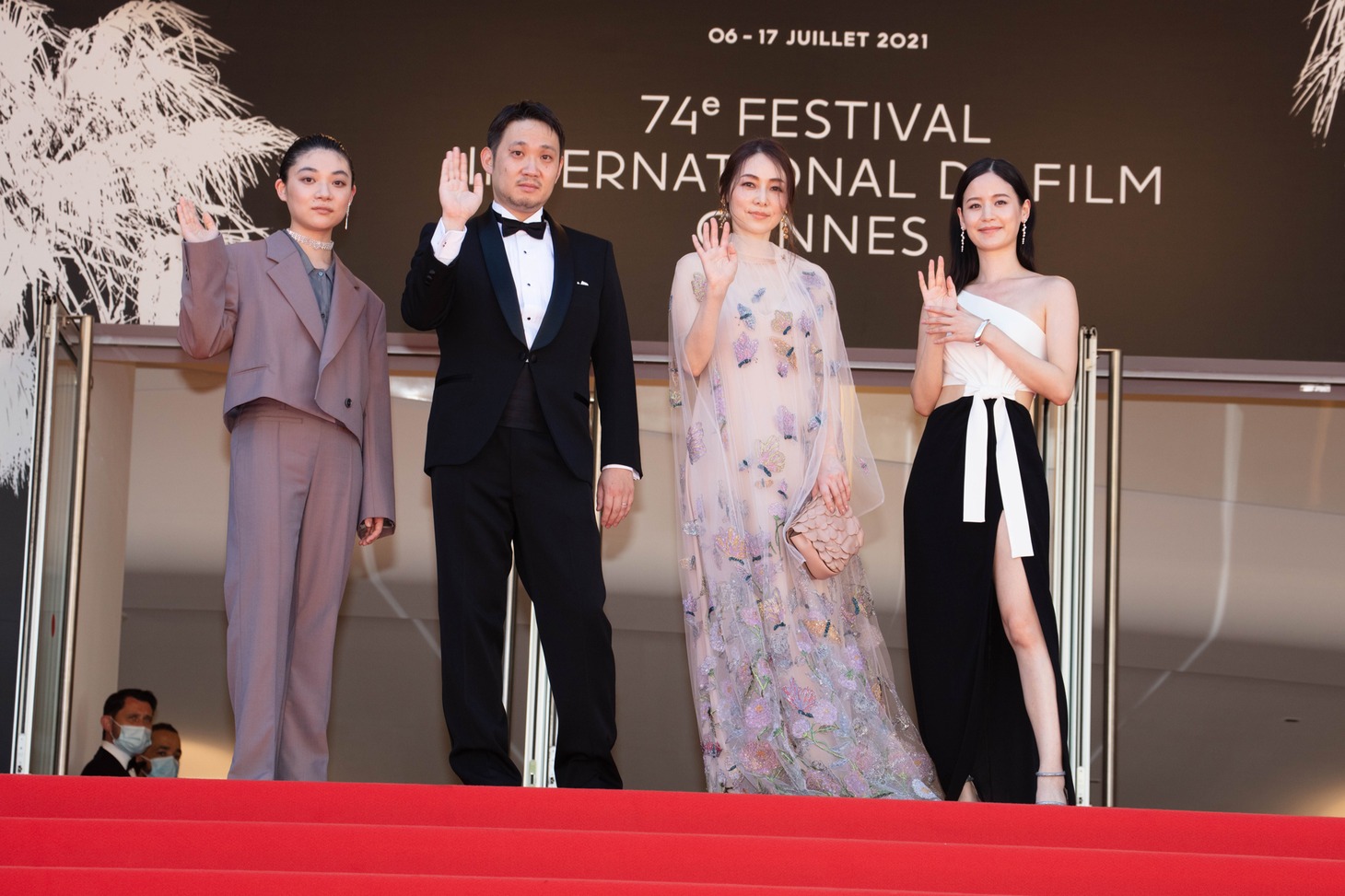 「ドライブ・マイ・カー」第74回カンヌ国際映画祭レッドカーペットの様子。左から三浦透子、濱口竜介、霧島れいか、ソニア・ユアン。(c)Kazuko WAKAYAMA
