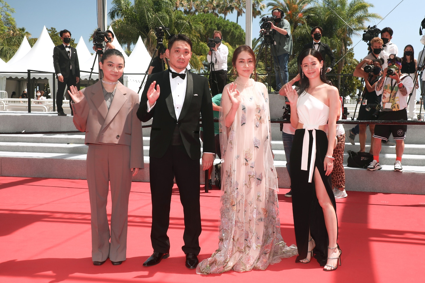 「ドライブ・マイ・カー」第74回カンヌ国際映画祭レッドカーペットの様子。左から三浦透子、濱口竜介、霧島れいか、ソニア・ユアン。(c)Kazuko WAKAYAMA
