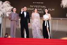 「ドライブ・マイ・カー」第74回カンヌ国際映画祭レッドカーペットの様子。左から三浦透子、濱口竜介、霧島れいか、ソニア・ユアン。(c)Kazuko WAKAYAMA