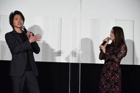 左から藤原竜也、土屋太鳳。