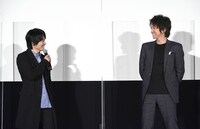 左から風間俊介、藤原竜也。