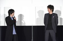 左から風間俊介、藤原竜也。