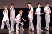 「ザ・ハイスクール ヒーローズ」制作発表記者会見の様子。左から藤井直樹、浮所飛貴、佐藤龍我、岩崎大昇、那須雄登、金指一世。
