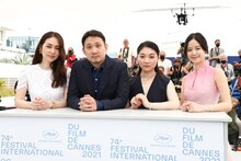 フォトコールの様子。左から霧島れいか、濱口竜介、三浦透子、ソニア・ユアン。(c)Kazuko WAKAYAMA